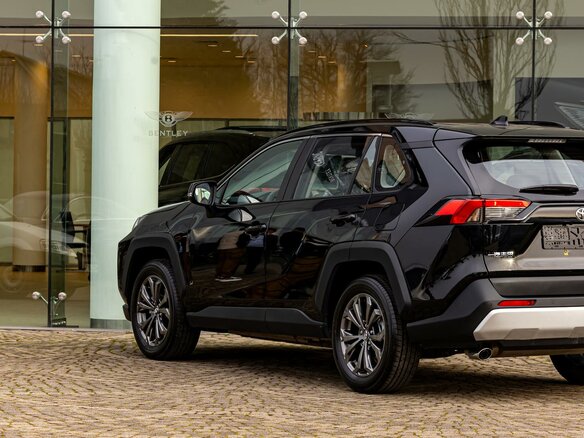 2022 Toyota RAV4 V (XA50), чёрный, 2925000 рублей - вид 8