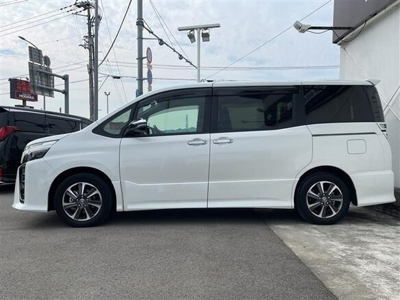 2021 Toyota Voxy III (R80) Рестайлинг, белый, 1790000 рублей - вид 7