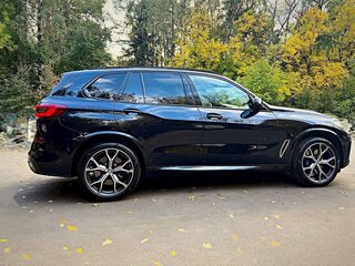 2019 BMW X5 M50d IV (G05/G18), чёрный, 6690000 рублей, вид 3