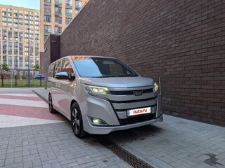 2018 Toyota Noah III (R80) Рестайлинг, серебристый, 2000000 рублей, вид 2