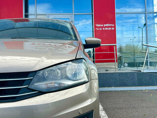 2015 Volkswagen Polo V Рестайлинг, бежевый, 910000 рублей, вид 2
