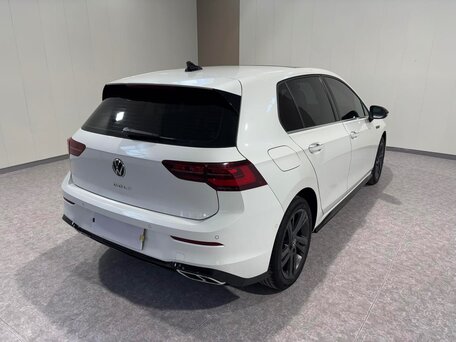 2023 Volkswagen Golf VIII, белый, 1650000 рублей, вид 3
