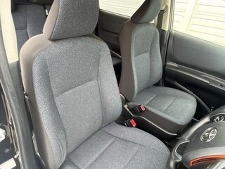 2017 Toyota Sienta II, чёрный, 950000 рублей, вид 5