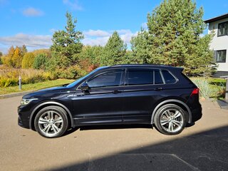 2021 Volkswagen Tiguan II Рестайлинг, чёрный, 3800000 рублей, вид 4