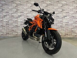 2024 KTM 1390 Super Duke R, оранжевый, 2085000 рублей, вид 4
