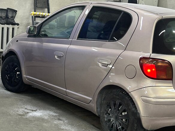 2002 Toyota Vitz I (P10), розовый, 280000 рублей - вид 6