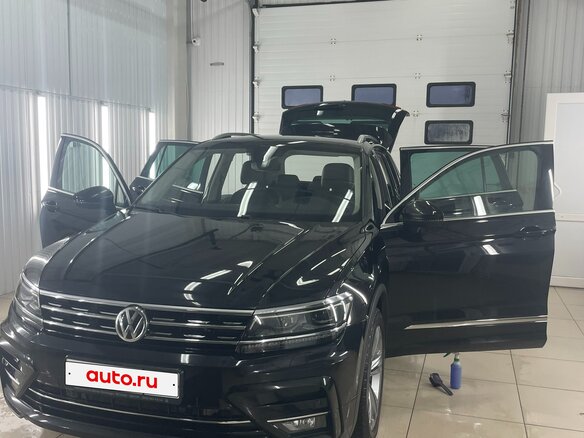 2020 Volkswagen Tiguan II, чёрный, 3300000 рублей - вид 1
