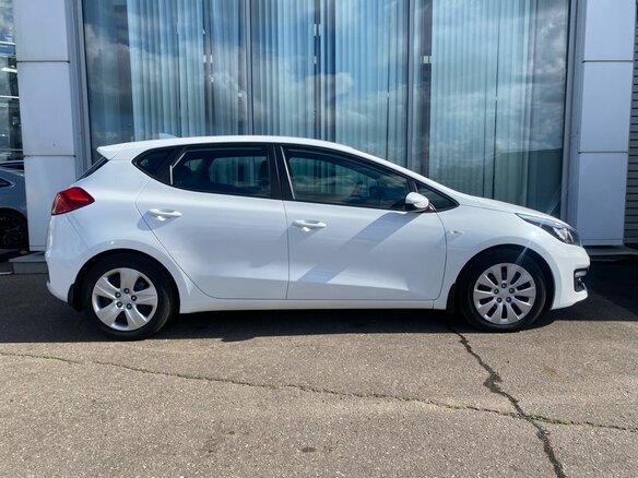2018 Kia Ceed II Рестайлинг, белый - вид 2