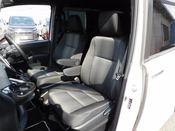 2021 Toyota Voxy III (R80) Рестайлинг, белый, 2010000 рублей - вид 13