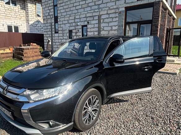 2017 Mitsubishi Outlander III Рестайлинг 2, чёрный, 1300000 рублей
