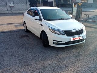2017 Kia Rio III Рестайлинг, белый, 900000 рублей, вид 4