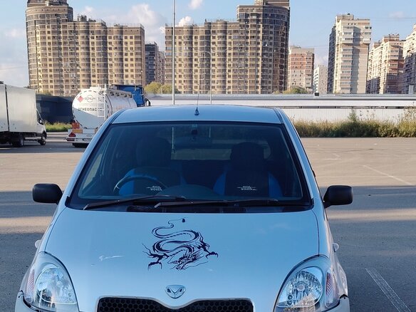 1999 Toyota Vitz I (P10), серебристый, 320000 рублей - вид 1