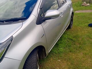 2019 Toyota Aqua I Рестайлинг 2, серебристый, 1200000 рублей, вид 4