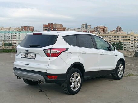 2017 Ford Kuga II Рестайлинг, белый, 1250000 рублей, вид 5