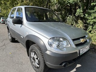 2011 Chevrolet Niva I Рестайлинг, серебристый, 455000 рублей, вид 2
