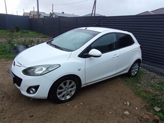 2012 Mazda 2 II Рестайлинг (DE2), белый, 750000 рублей, вид 2