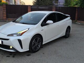 2020 Toyota Prius IV Рестайлинг (XW50), белый, 2850000 рублей, вид 4