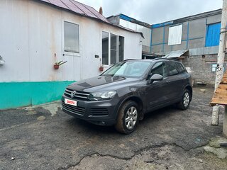 2010 Volkswagen Touareg II, серый, 1450000 рублей, вид 2