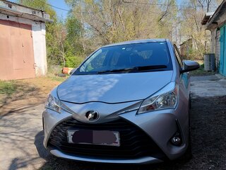 2017 Toyota Vitz III (XP130) Рестайлинг 2, серый, 880000 рублей, вид 1
