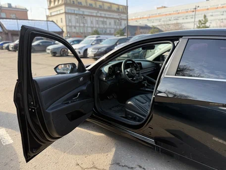 2023 Hyundai Avante VII, чёрный, 2240000 рублей, вид 4