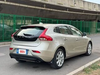 2017 Volvo V40 II Рестайлинг, бежевый, 1273000 рублей, вид 4