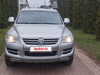 2009 Volkswagen Touareg I Рестайлинг, серебристый, 1850000 рублей, вид 1