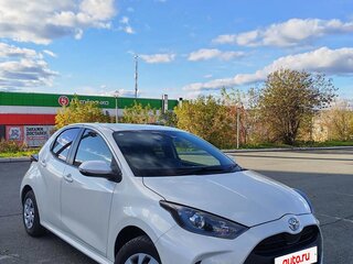 2021 Toyota Yaris IV, белый, 1265000 рублей, вид 1