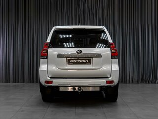 2020 Toyota Land Cruiser Prado 150 Series Рестайлинг 2, белый, 4499000 рублей, вид 4