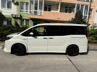 2018 Toyota Noah III (R80) Рестайлинг, белый, 2700000 рублей, вид 2