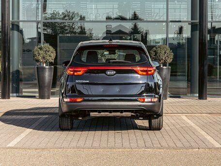 2021 Kia Sportage IV Рестайлинг, чёрный, 2155000 рублей, вид 5