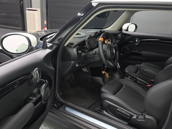 2022 Mini Hatch Cooper III (F55/F56) Рестайлинг 2, чёрный, 1726000 рублей - вид 5