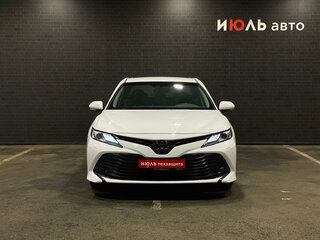 2020 Toyota Camry VIII (XV70), белый, 2790000 рублей, вид 2