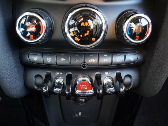 2021 Mini Hatch Cooper III (F55/F56) Рестайлинг 2, белый, 2580000 рублей - вид 26