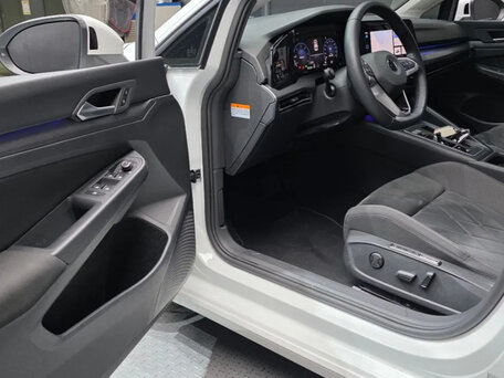 2022 Volkswagen Golf VIII, белый, 2691483 рублей, вид 3