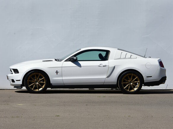 2011 Ford Mustang V Рестайлинг, белый, 1750000 рублей - вид 1