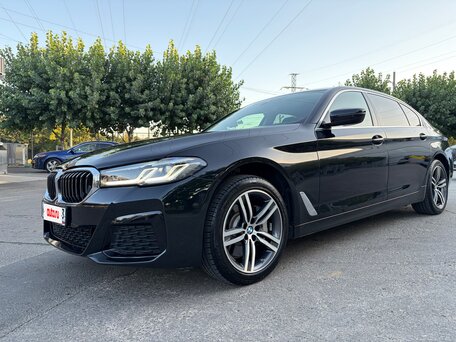 2022 BMW 5 серии Long 530Li VII (G30/G31/G38) Рестайлинг, чёрный, вид 1