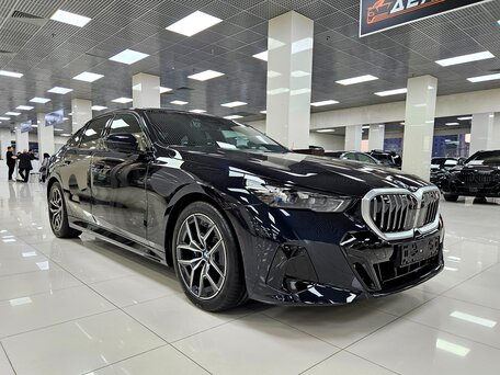 2026 BMW 5 серии 523d xDrive VIII (G60/G61/G68), чёрный, 9145000 рублей, вид 3