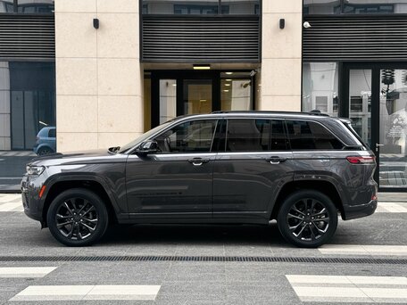 2026 Jeep Grand Cherokee V (WL) Рестайлинг, серый, 9990000 рублей, вид 3