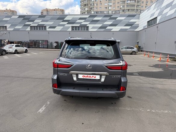 2017 Lexus LX 570 III Рестайлинг 2, серый, 5380000 рублей - вид 3