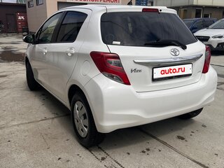 2015 Toyota Vitz III (XP130) Рестайлинг, белый, 800000 рублей, вид 3