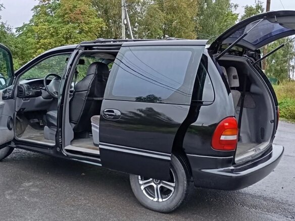 1998 Chrysler Voyager III, чёрный - вид 4