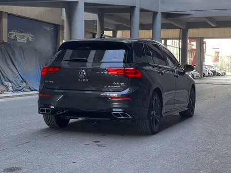 2022 Volkswagen Golf VIII, чёрный, 1884000 рублей, вид 4