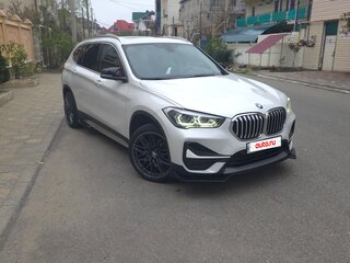 2021 BMW X1 Long 20Li sDrive II (F48) Рестайлинг, белый, 3000000 рублей, вид 2