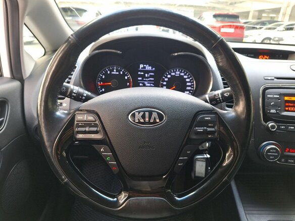 2019 Kia Cerato III Рестайлинг (Classic), белый, 1430000 рублей - вид 10