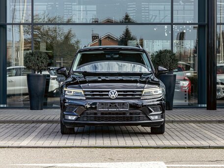 2019 Volkswagen Tiguan II, чёрный, 2655000 рублей, вид 2