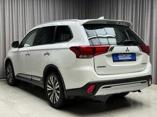 2019 Mitsubishi Outlander III Рестайлинг 3, белый, 2149000 рублей, вид 4