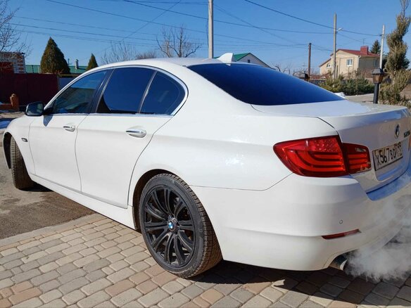 2010 BMW 5 серии 523i VI (F10/F11/F07), белый, 1500000 рублей - вид 5
