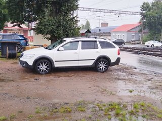 2011 Skoda Octavia II (A5) Рестайлинг, белый, 1300000 рублей, вид 1