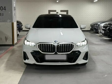 2024 BMW 5 серии 530i xDrive VIII (G60/G61/G68), белый, 6970000 рублей, вид 2
