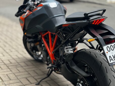 2023 KTM 1290 Super Duke GT, чёрный, 1650000 рублей, вид 3